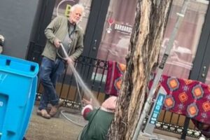 画廊の店主がホームレスの女性に水を浴びせ、暴行罪で逮捕される【アメリカ】