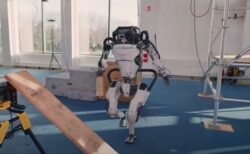 建設現場で物をつかんでお手伝い、「ボストン・ダイナミクス」のロボットがさらに進化