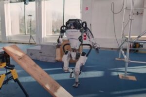 建設現場で物をつかんでお手伝い、「ボストン・ダイナミクス」のロボットがさらに進化