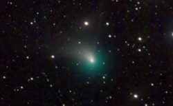 今後1カ月間、夜空に珍しい緑色の彗星が浮かぶ可能性：NASA