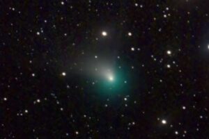 今後1カ月間、夜空に珍しい緑色の彗星が浮かぶ可能性：NASA