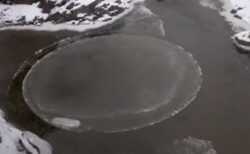スコットランドに見事な氷の円盤が出現、ハイカーが偶然発見