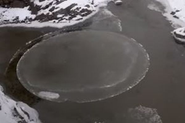 スコットランドに見事な氷の円盤が出現、ハイカーが偶然発見