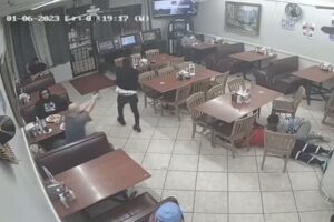 レストランに入った拳銃強盗を客が射殺、ショッキング映像が拡散【アメリカ】