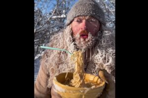 厳寒地でラーメンを食べようとした結果に驚き