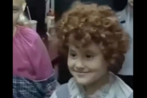 アリアナ・グランデ幼少期のインタビュー動画が浮上し話題に