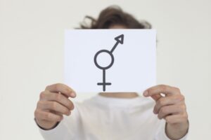 女子シャワー室に、男性器付きトランスジェンダーが！ショックを受けた16才少女が逆に叱られる