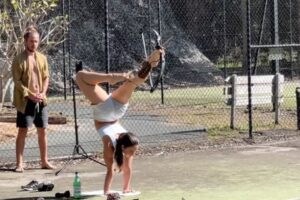 逆立ち足射ちアーチェリーで標的ど真ん中、ギネス世界記録に