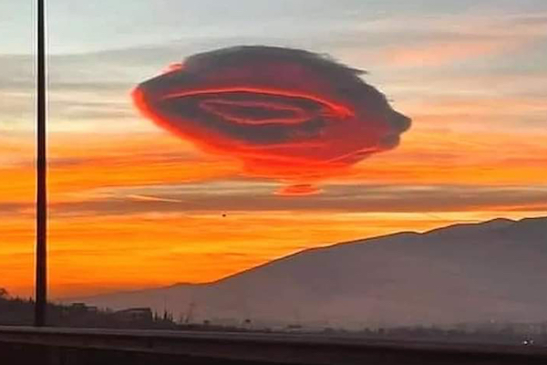 明け方トルコに出現した「？」な形の雲にびっくり