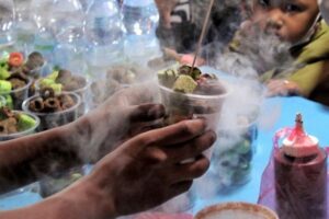 インドネシアで普通に売られている液体窒素入りお菓子が、子供に危険