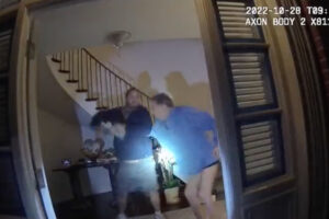 ペロシ前下院議長の夫が金槌で殴られた事件、その瞬間の映像を公開【アメリカ】