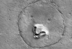 火星表面にクマさんの顔、NASAが撮影