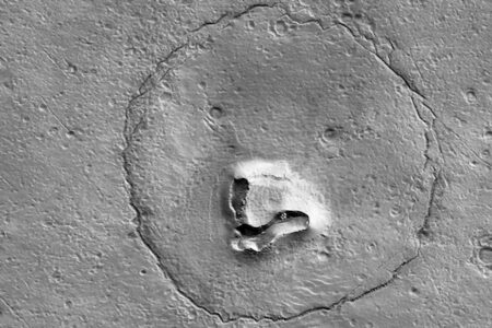 火星表面にクマさんの顔、NASAが撮影