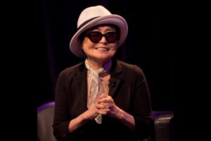 車椅子生活と思われたオノ・ヨーコさん、1日約6キロも歩くとツイート