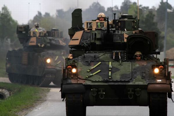 米政府がウクライナへ最大規模の武器支援、ブラッドレー50台、装甲車両も