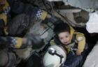 反体制派の拠点でもあるシリアの被災地で、人々を助け続けるホワイト・ヘルメットとは？