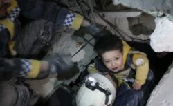 反体制派の拠点でもあるシリアの被災地で、人々を助け続けるホワイト・ヘルメットとは？