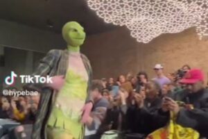 【NYファッション・ウィーク】モデルが動物の顔で登場、ネットで賛否両論