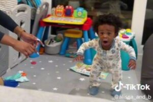 初めて歩いた男の子、自分で驚く反応が可愛い【動画】