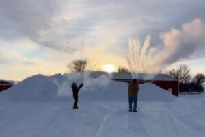 極寒の中で水鉄砲をすると…雪の粉を掛け合うような動画が楽しい
