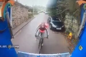 自転車がゴミ回収車に追突、勢いで男性が荷台に乗ってしまう【動画】