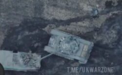 ロシア軍の戦車、砲身で味方の兵士を車上から振り落としてしまう