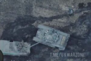 ロシア軍の戦車、砲身で味方の兵士を車上から振り落としてしまう