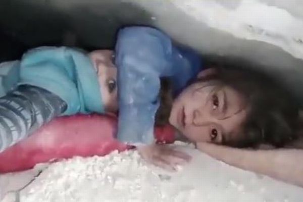 【トルコ・シリア大地震】瓦礫の下で、幼い弟を守る少女を発見