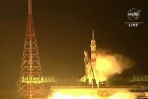 3人の宇宙飛行士を帰還させるため、代わりのソユーズを打ち上げ