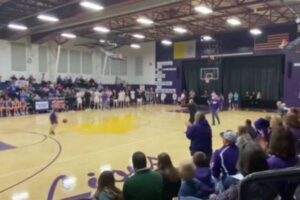 中学生がバスケでミラクルショットを決め、賞金100万円をゲット【アメリカ】