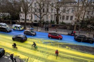 ロシア大使館前の道路が、ウクライナ国旗の色に覆われる【ロンドン】