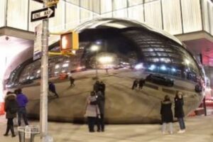 ニューヨークの町に作られた、銀色に輝くアート作品がついに完成