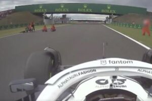 すぐ横をF1のマシンが通過！「Just Stop Oil」のメンバー、レース妨害で有罪判決