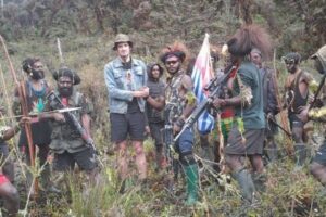 パプア州で人質にされたパイロットの映像を公開、武装した戦闘員に囲まれる