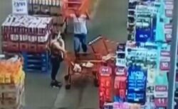 ブラジルで男が女性の頭にカートを投げつける、事件映像がショッキング