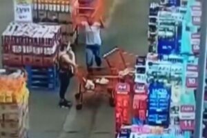 ブラジルで男が女性の頭にカートを投げつける、事件映像がショッキング