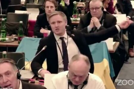「ロシアの代表団は、消え失せろ！」ラトビアの議員が欧州の会議で怒りの発言