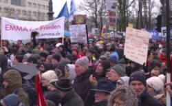 ベルリンで1万人の抗議デモ、ウクライナへの武器供与に反対の声