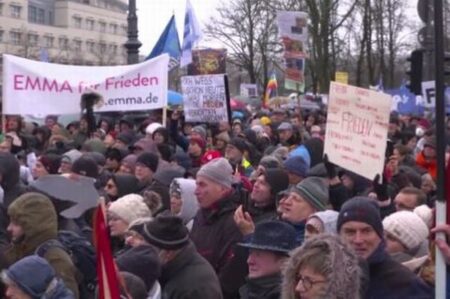 ベルリンで1万人の抗議デモ、ウクライナへの武器供与に反対の声