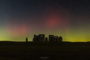 英全土にオーロラが出現、ストーンヘンジの上空も神秘的な色に染まる