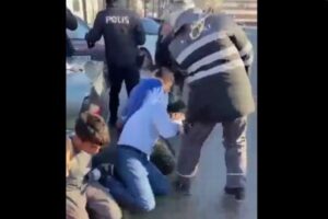 【トルコ・シリア大地震】略奪した犯人らが警察官や市民に殴られる