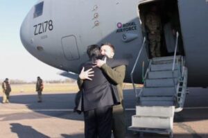 ゼレンスキー大統領が英を訪問、議会で演説し、国王とも面会