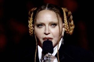 グラミー賞に出席したマドンナ、以前と見分けがつかない顔に