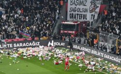 【トルコ】地震で被災した子供に贈るため、サッカーファンらが大量のぬいぐるみを投げ込む