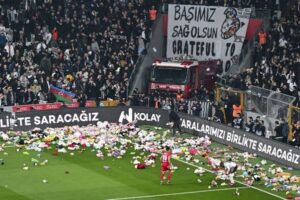 【トルコ】地震で被災した子供に贈るため、サッカーファンらが大量のぬいぐるみを投げ込む