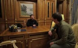 ウクライナのゼレンスキー大統領が、戦時中の執務室を公開【動画】