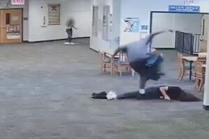 【アメリカ】体重120キロの男子高校生が補助教員を殴り倒す、公開映像がショッキング