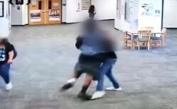 【アメリカ】体重120キロの男子高校生が補助教員を殴り倒す、公開映像がショッキング
