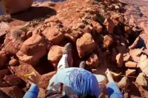 ベースジャンパーが狭い崖の頂上で着地に失敗、公開された映像にヒヤヒヤ