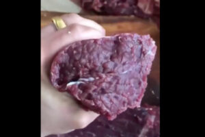 新鮮な食肉がピクピク痙攣、ゾッとする動画が再浮上して話題に【閲覧注意】